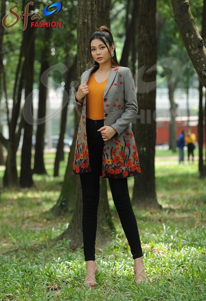 Áo măng tô hoa văn ấn tượng