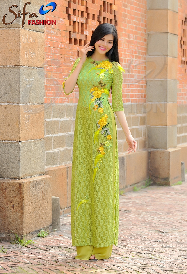 Áo dài thêu đắp hoa hồng